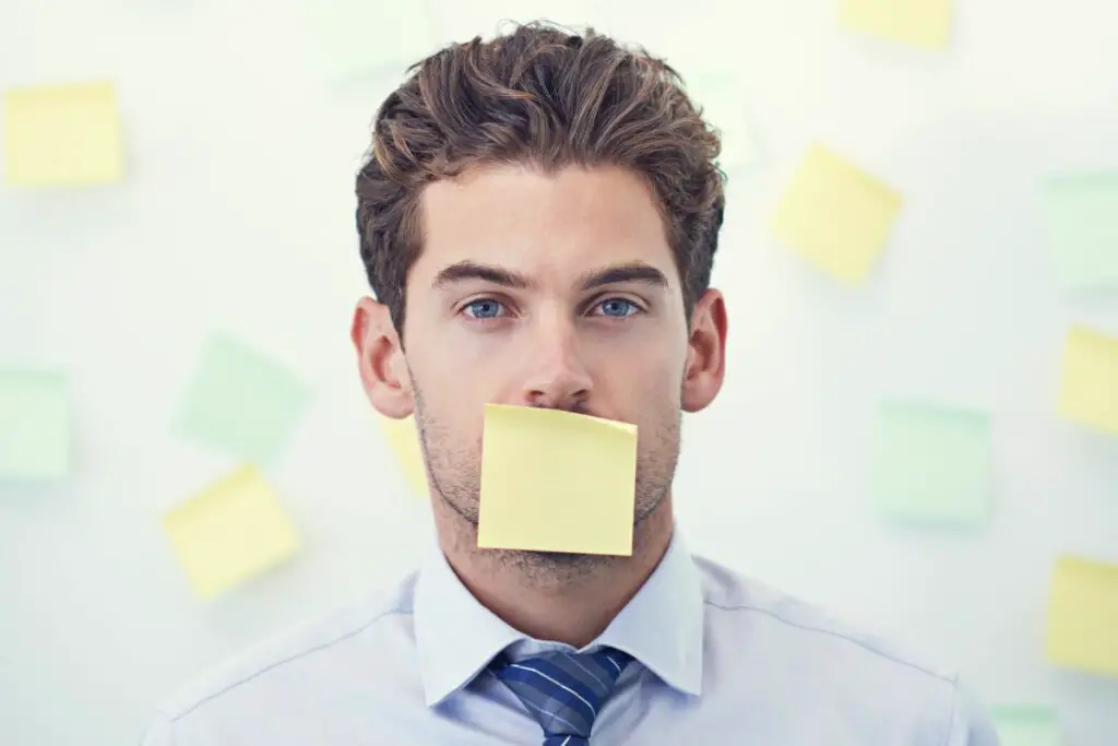 8 Main Reasons For Misinterpreting Nonverbal Communication